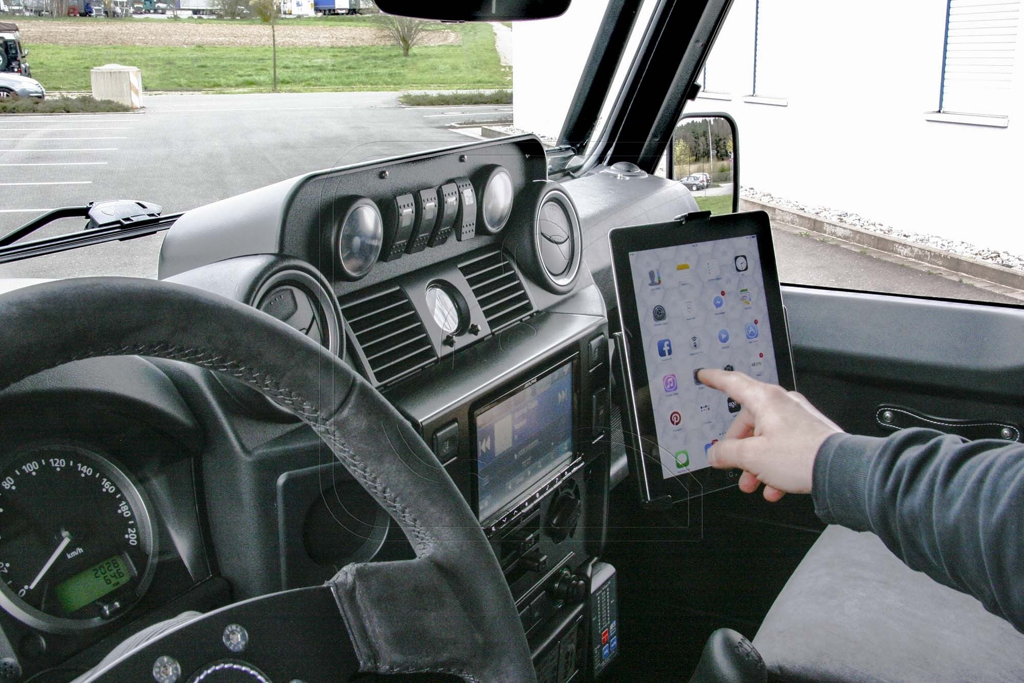 RAM Mount ball and adapter for Land Rover Defender Td4/Puma (model year 2007-2016)