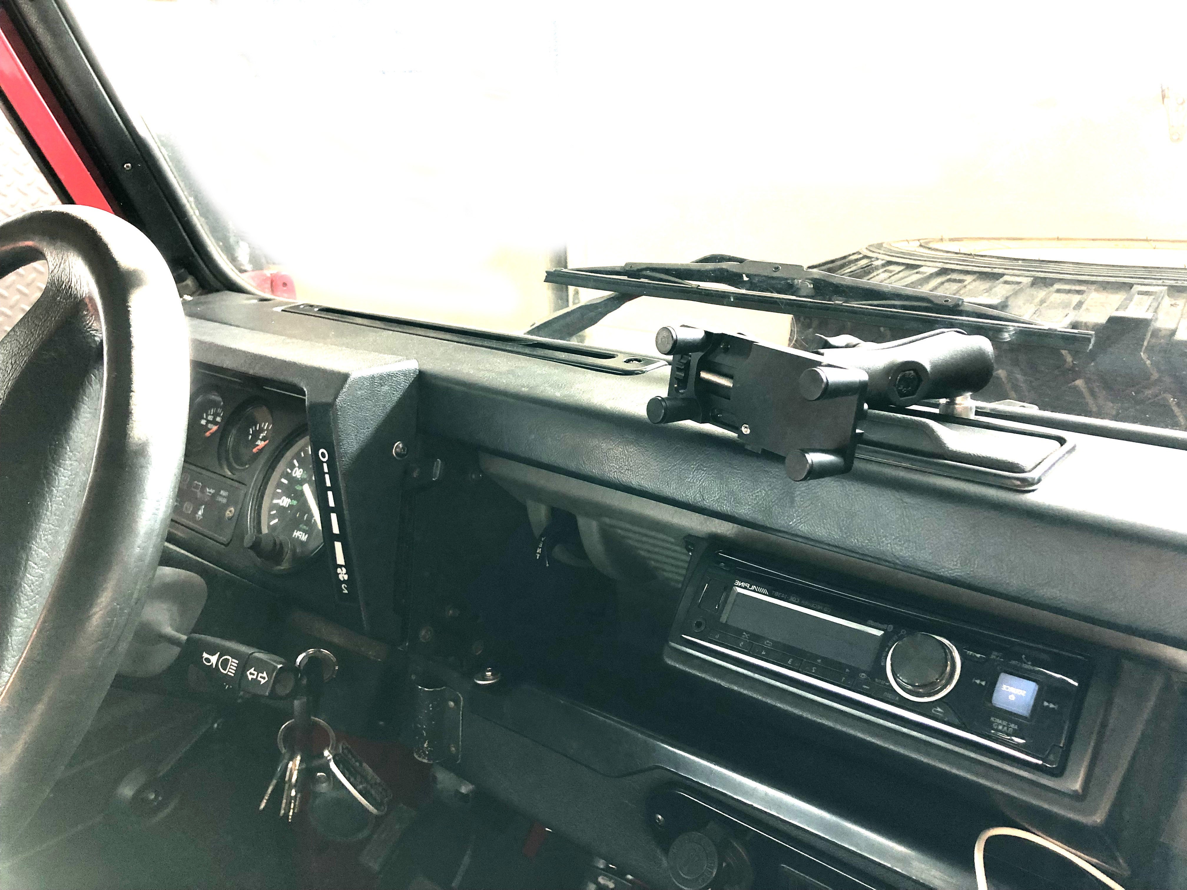 Defender Phone Dash Mount, aluminum (fits model years 1983-2006) - for Land Rover 90/110/130