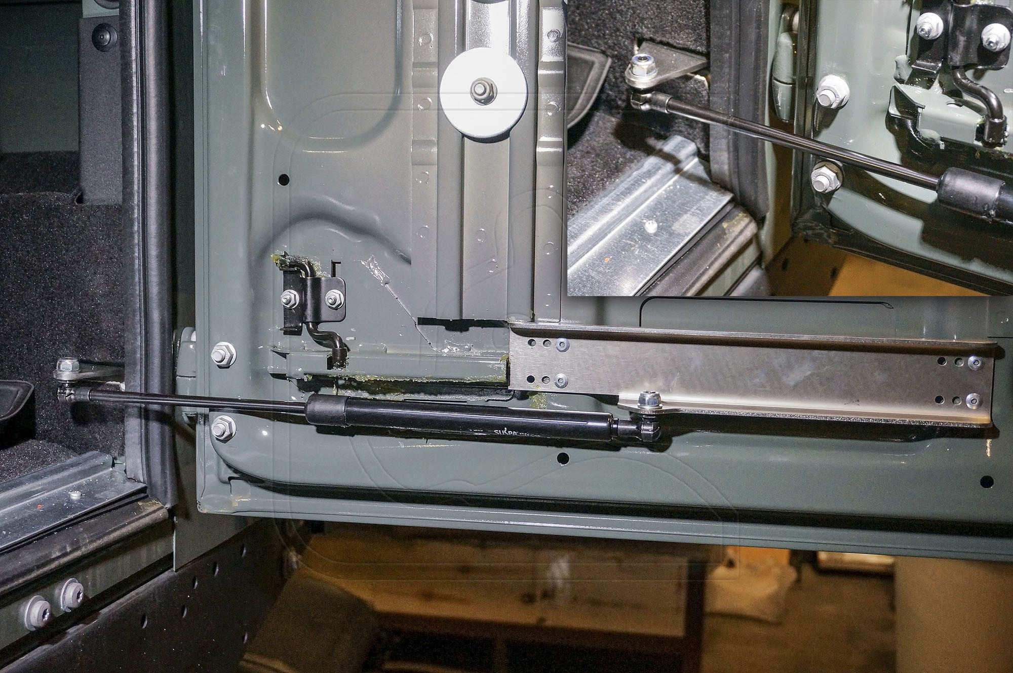 Defender Rear Station Wagon Door Gas Strut Conversion Kit (from model year 2002+) - Land Rover 90/110