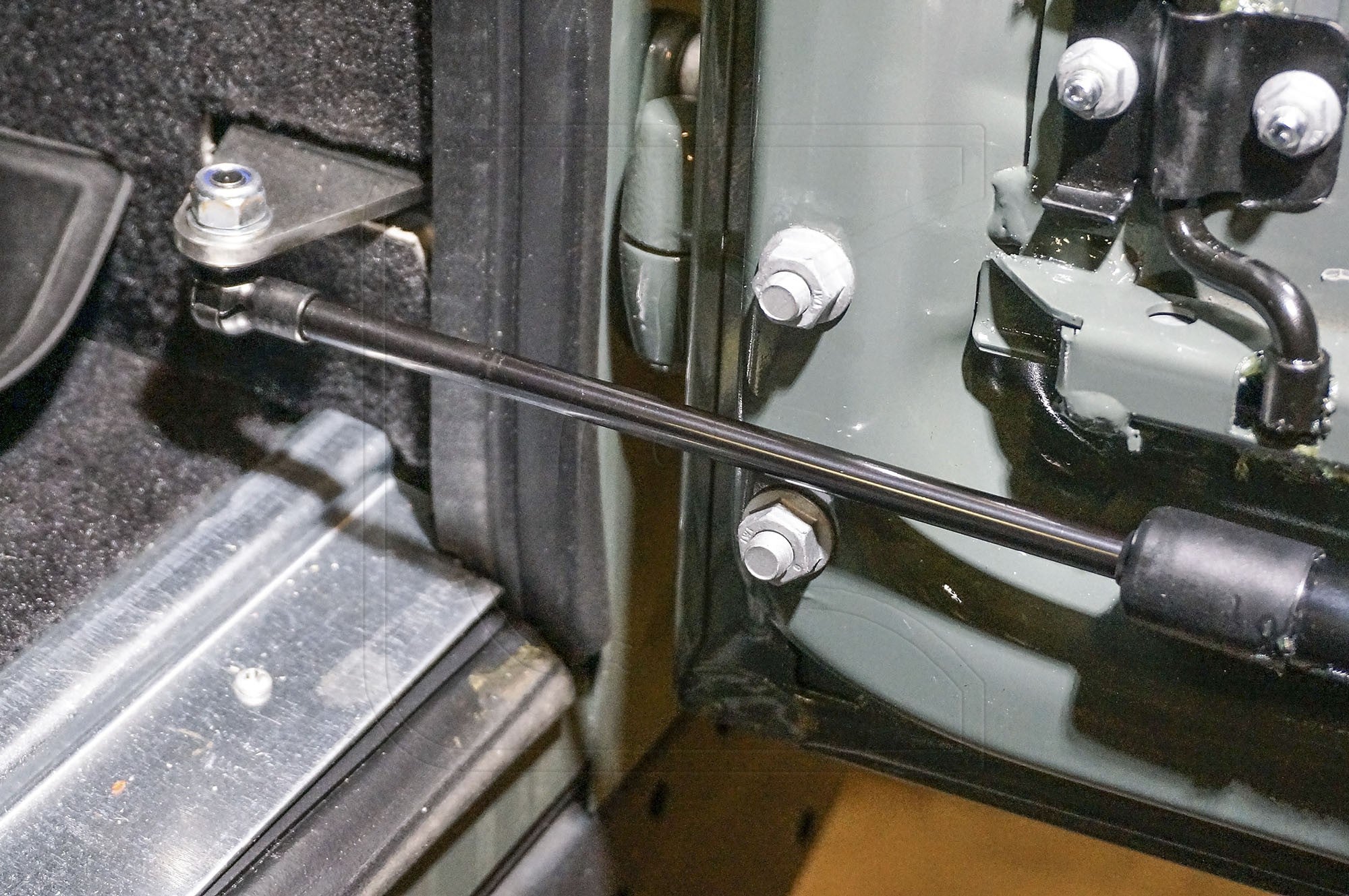 Defender Rear Station Wagon Door Gas Strut Conversion Kit (up to model year 2001) - Land Rover 90/110