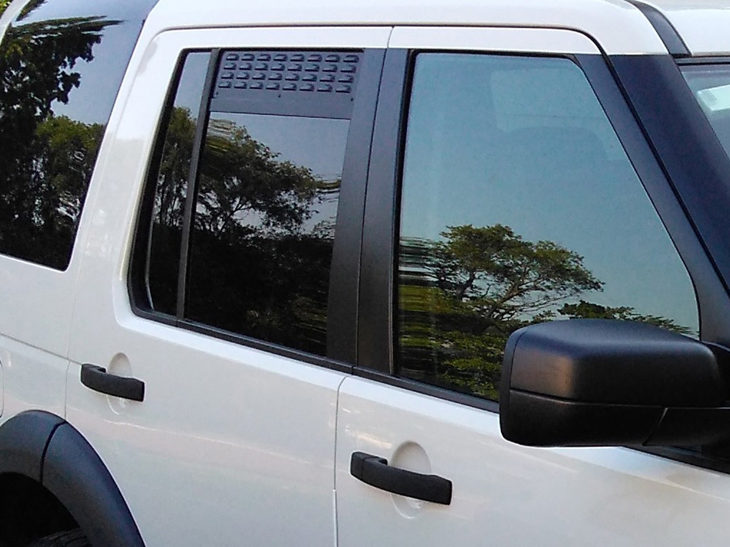 LR3 LR4 (Discovery 1 & 2) 2nd Row Doors Window Vents/Screens - for Land Rover (set of 2)