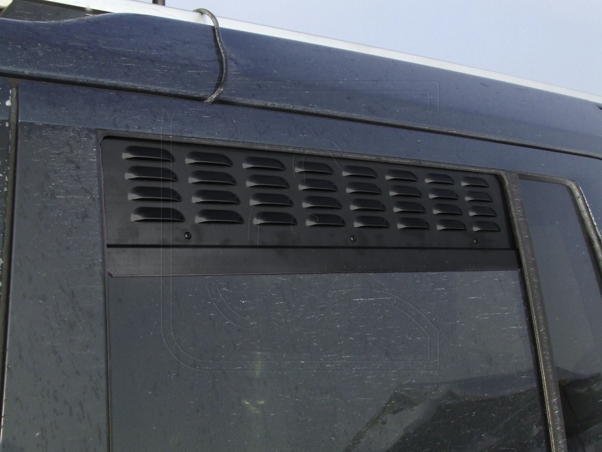 LR3 LR4 (Discovery 1 & 2) 2nd Row Doors Window Vents/Screens - for Land Rover (set of 2)