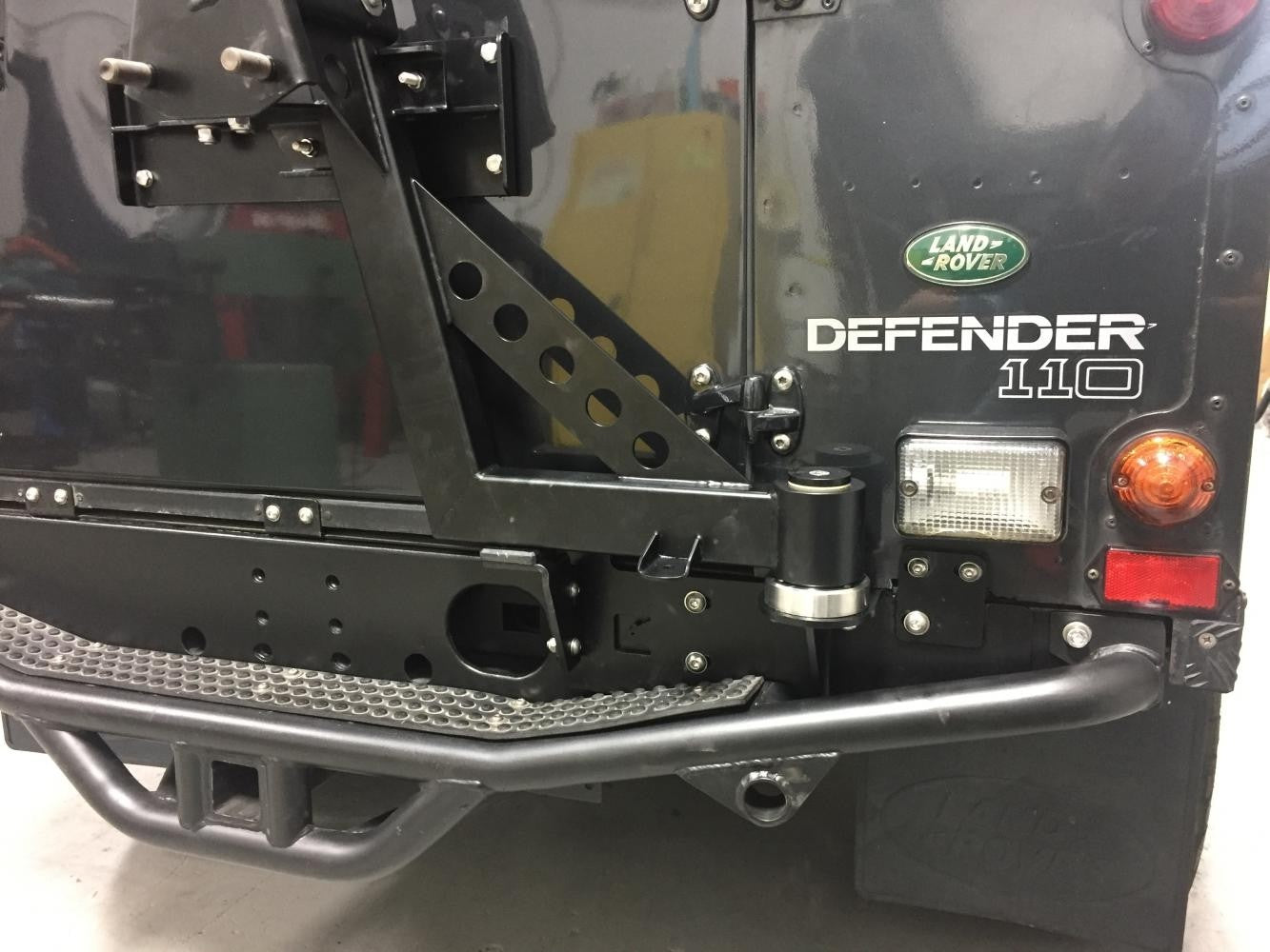Defender Station Wagon Swing Away Tire Carrier (stainless steel & black powdercoated) - for Land Rover 90/110