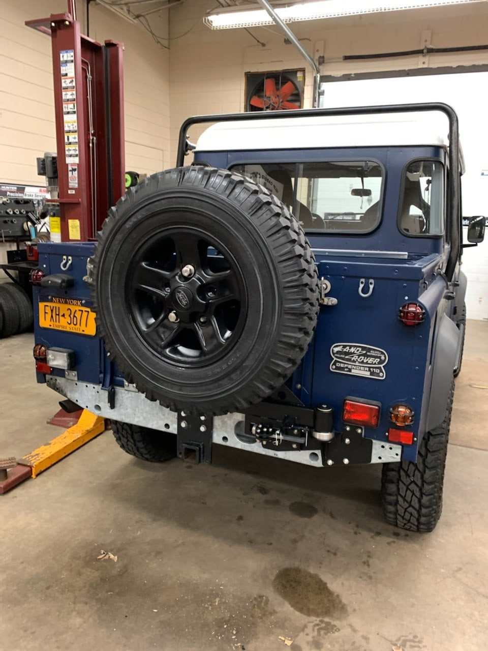 Defender Station Wagon Swing Away Tire Carrier (stainless steel & black powdercoated) - for Land Rover 90/110