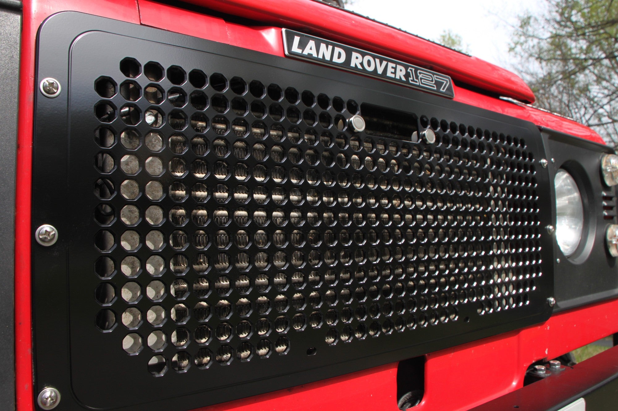 Defender Front Grille (w/ cutout for manual bonnet latch) - for Land R