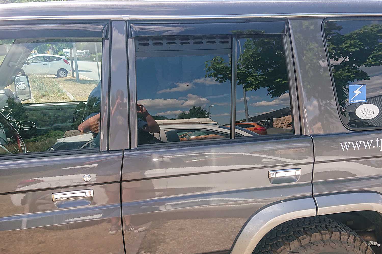 Rear Window Vent Screens - Toyota Land Cruiser 76 / 79 Series (set of