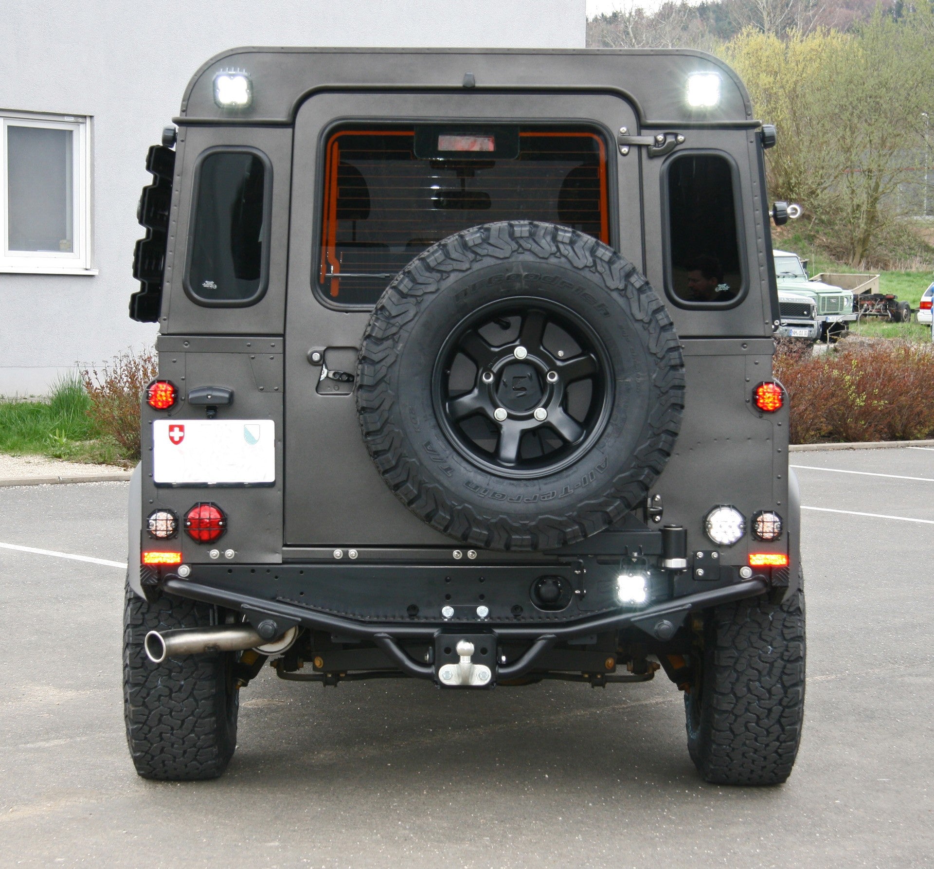 Defender Station Wagon Swing Away Tire Carrier (stainless steel & black powdercoated) - for Land Rover 90/110