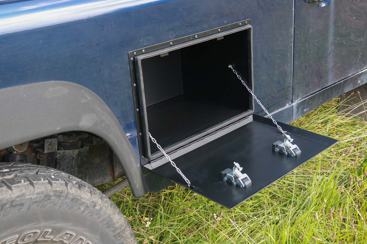 Side storage locker/box (stainless steel & black powdercoated) - for Land Rover Defender 110